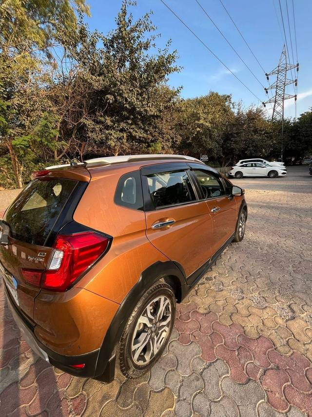 https://images10.gaadi.com/usedcar_image/4405806/original/processed_f023a73843a1e6b47085ee61cadbcb8d.jpg?imwidth=6402