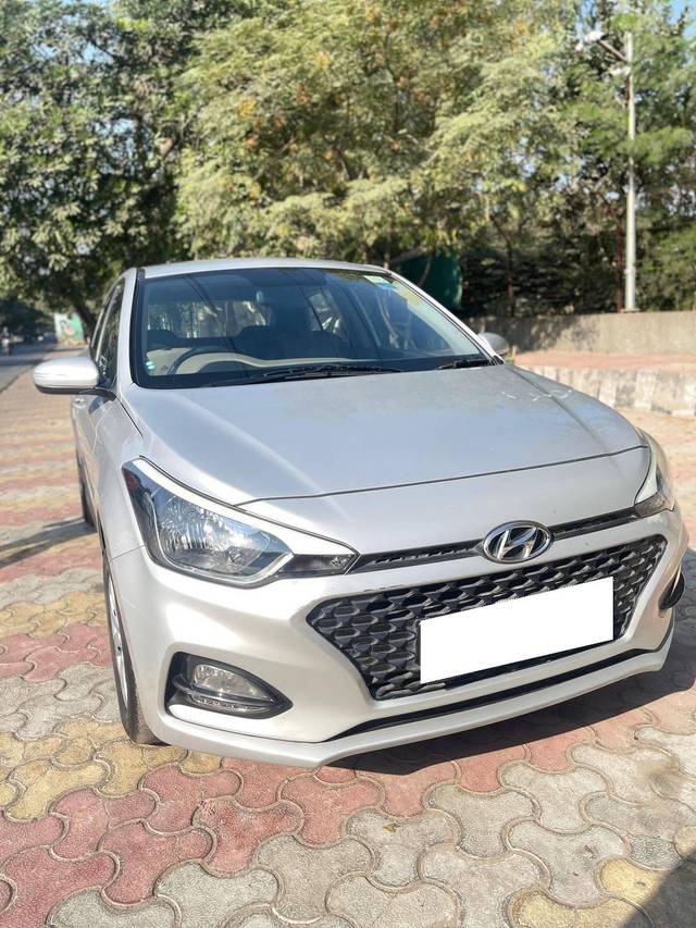 https://images10.gaadi.com/usedcar_image/4405808/original/processed_3555d7e166b2b9dab8a690dccdcd9da7.jpg?imwidth=6400