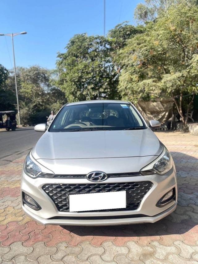 https://images10.gaadi.com/usedcar_image/4405808/original/processed_801edb0ab87eb86c176a12f863263cf3.jpg?imwidth=6402