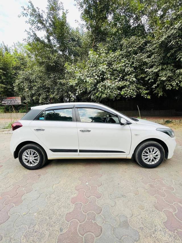 https://images10.gaadi.com/usedcar_image/4405825/original/processed_23d1388f92496beb66f58b030bc8a08f.jpg?imwidth=6402