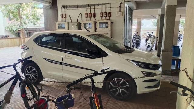 https://images10.gaadi.com/usedcar_image/4405979/original/processed_826ecbafc015cced207e1ab7c2f4182b.jpg?imwidth=6401