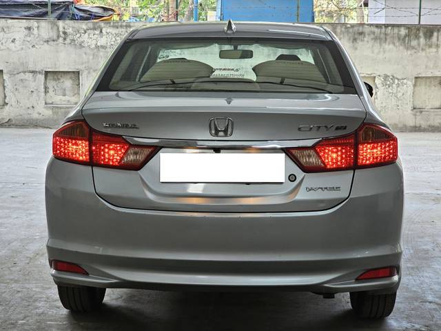 https://images10.gaadi.com/usedcar_image/4406104/original/processed_050624b9d9abb92679e40beeb4654e6d.jpg?imwidth=6402