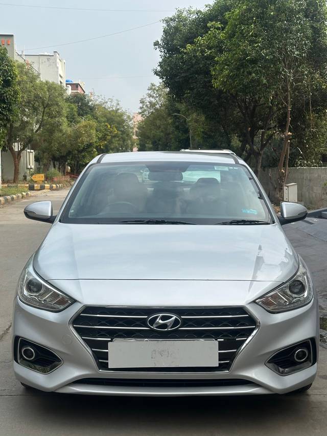 https://images10.gaadi.com/usedcar_image/4406677/original/00d3aad369ed4a985cce303e4f8831e2.jpg?imwidth=6400