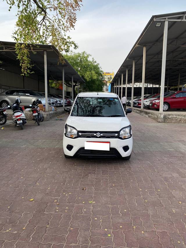 https://images10.gaadi.com/usedcar_image/4406706/original/processed_ba0ae60f-193c-41fb-8f7a-6c5fc240a3b0.jpg?imwidth=6400