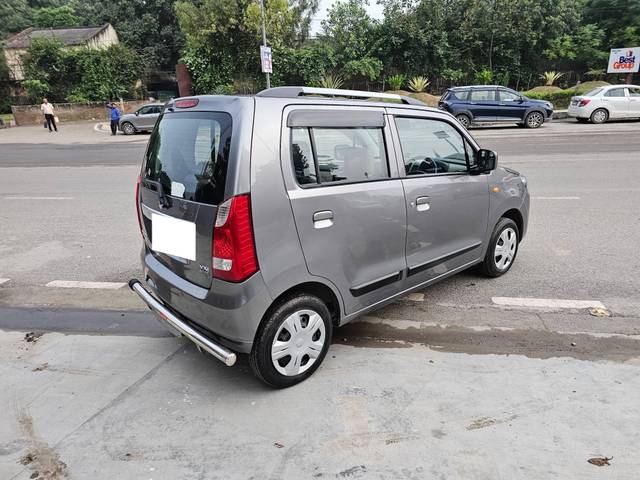 https://images10.gaadi.com/usedcar_image/4406765/original/processed_23e88c6570dfdfc6f2836b2c40e60324.jpg?imwidth=6402