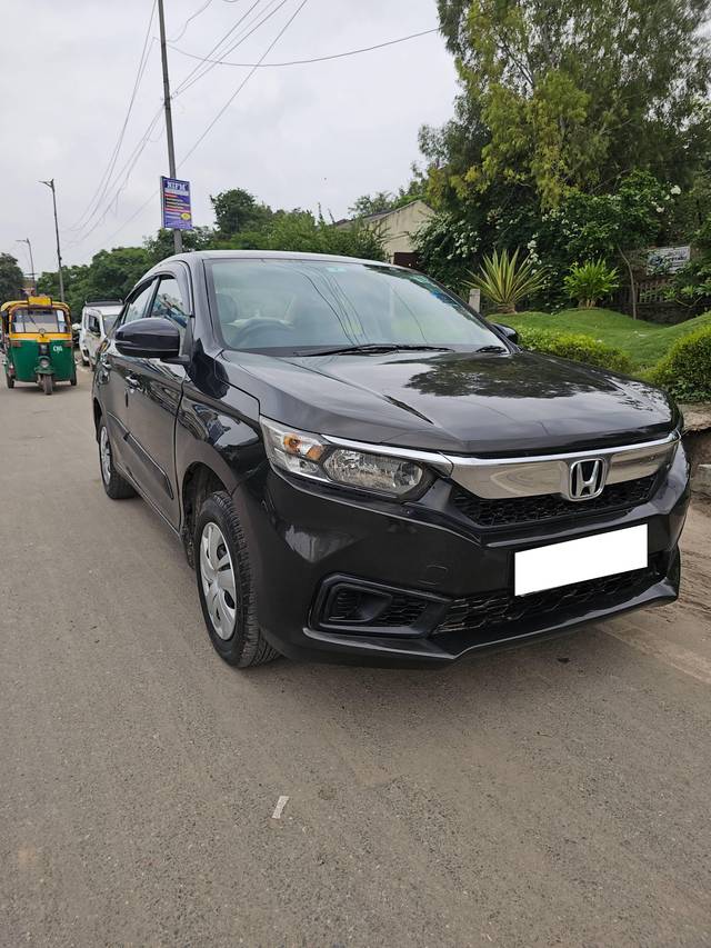 https://images10.gaadi.com/usedcar_image/4406876/original/processed_c8bbc68190784aeb00dc24d6ea9822c2.jpg?imwidth=6400