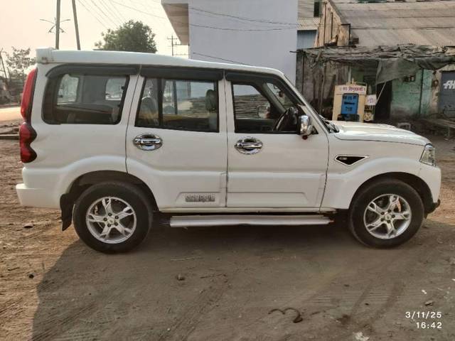 https://images10.gaadi.com/usedcar_image/4407141/original/processed_5665b0b4-c878-4276-b2a3-09326ea8cb61.jpg?imwidth=6401