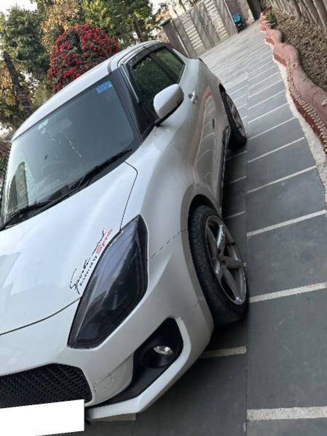 https://images10.gaadi.com/usedcar_image/4407562/original/efd2c8573052213f797cd6eb2c15c248.jpeg?imwidth=6402