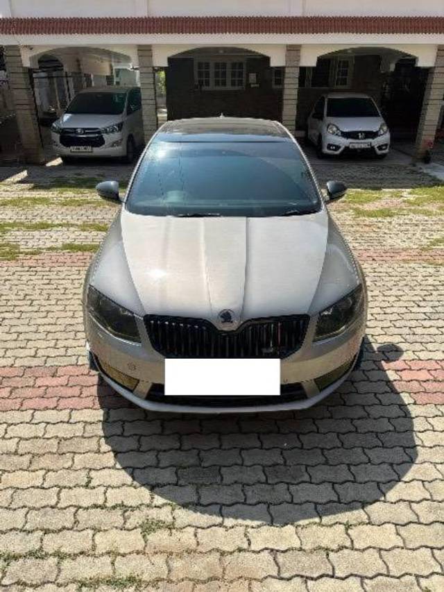 https://images10.gaadi.com/usedcar_image/4407584/original/processed_98558517-b836-4723-9833-190dcc043547.jpeg?imwidth=6400