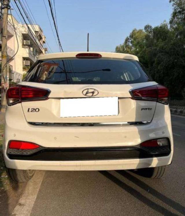 https://images10.gaadi.com/usedcar_image/4407592/original/485af7d1dcbb60a0d0146e4f9467fcc1.jpeg?imwidth=6402