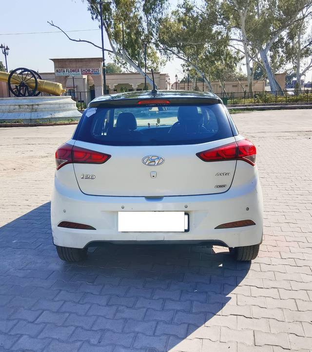 https://images10.gaadi.com/usedcar_image/4407706/original/processed_33883b270ee1010f9729aa88c1cc4edc.jpg?imwidth=6401