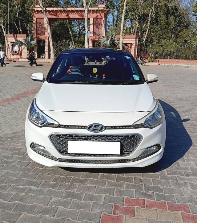 https://images10.gaadi.com/usedcar_image/4407706/original/processed_c897f75de2760f40babeb4016fddcdda.jpg?imwidth=6402