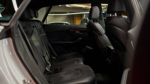 https://images10.gaadi.com/usedcar_image/4407721/original/18985bb7d26e2fa9fe82050c98dcdc4f.jpg?imwidth=6402