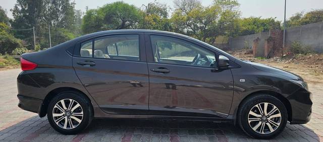 https://images10.gaadi.com/usedcar_image/4407789/original/processed_7badfc3a8e1215717ef618ab40056939.jpg?imwidth=6401