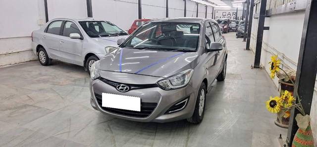 https://images10.gaadi.com/usedcar_image/4407814/original/processed_fb8de5c58a7383373f6e391c91e1513f.jpg?imwidth=6402