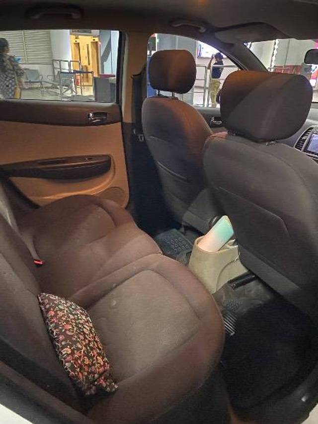 https://images10.gaadi.com/usedcar_image/4407817/original/4ff9eba9e34a42913216eed4be459ba7.jpeg?imwidth=6402