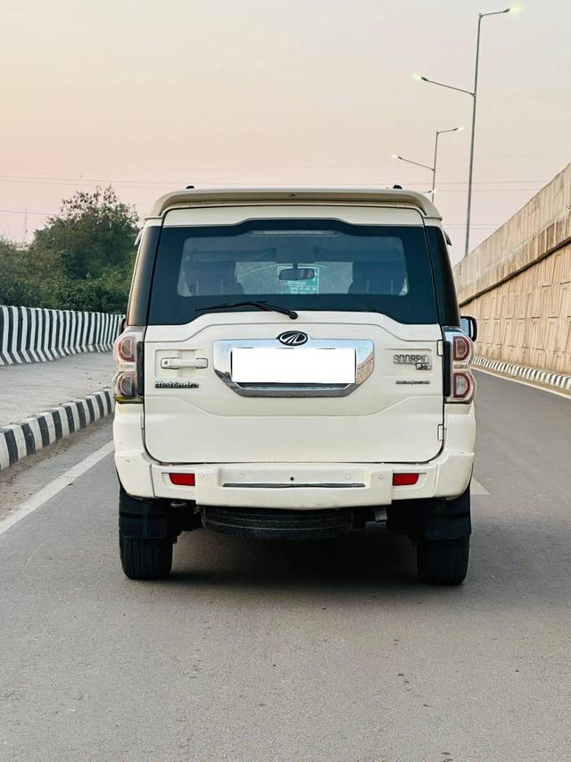 https://images10.gaadi.com/usedcar_image/4408048/original/processed_ad3a88011d1bdc259e43e9a4b1738c02.jpg?imwidth=6402