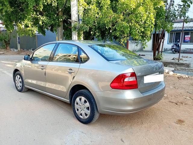 https://images10.gaadi.com/usedcar_image/4408306/original/processed_40f2919360195504316783ea79725486.jpg?imwidth=6402