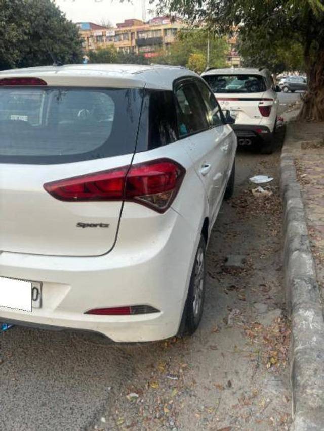 https://images10.gaadi.com/usedcar_image/4408417/original/5d34715841ce697e527b7cd9ad6a1740.jpeg?imwidth=6402