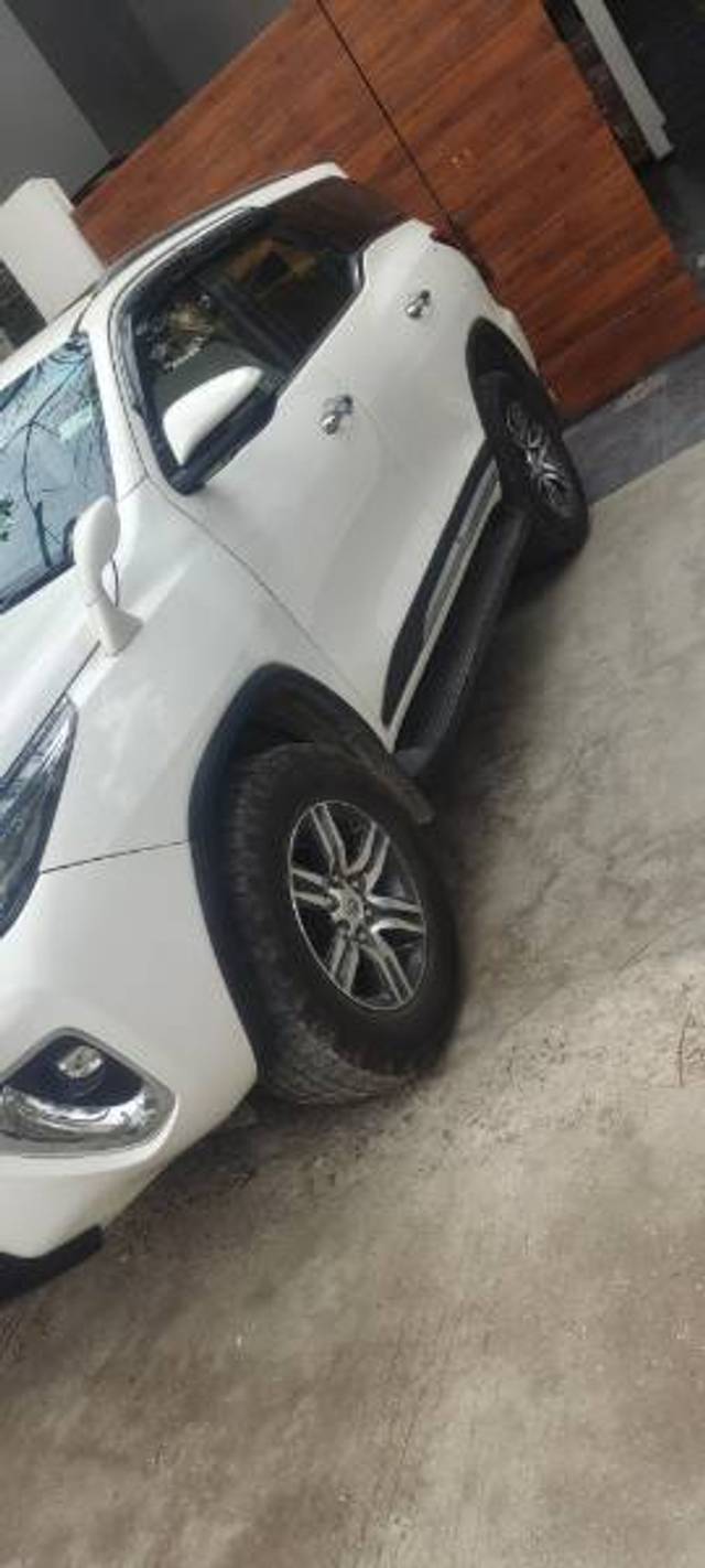 https://images10.gaadi.com/usedcar_image/4409596/original/1ff4720f128151187ea726b7e7fdc735.jpg?imwidth=6402