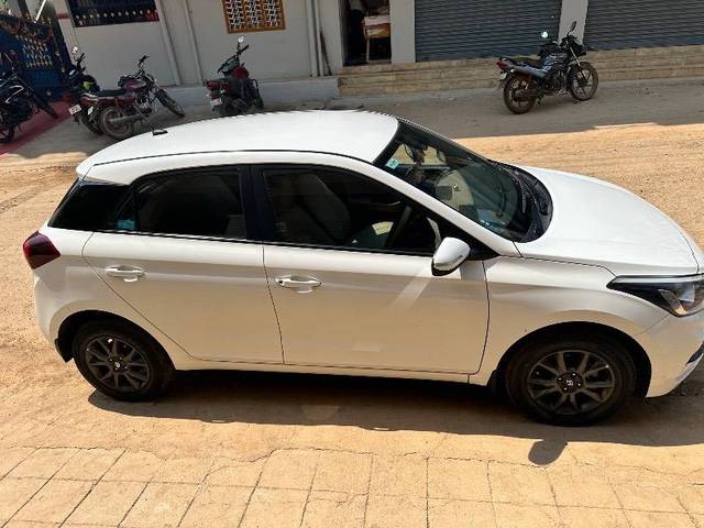 https://images10.gaadi.com/usedcar_image/4409622/original/27819c0a94918737e0aacfca906a11ec.jpeg?imwidth=6402