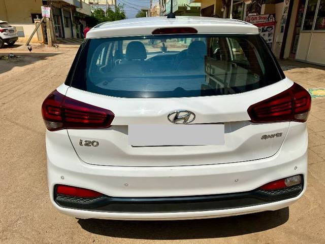 https://images10.gaadi.com/usedcar_image/4409622/original/52a0fdc93df5918bb2b501ff3ba75d61.jpeg?imwidth=6400