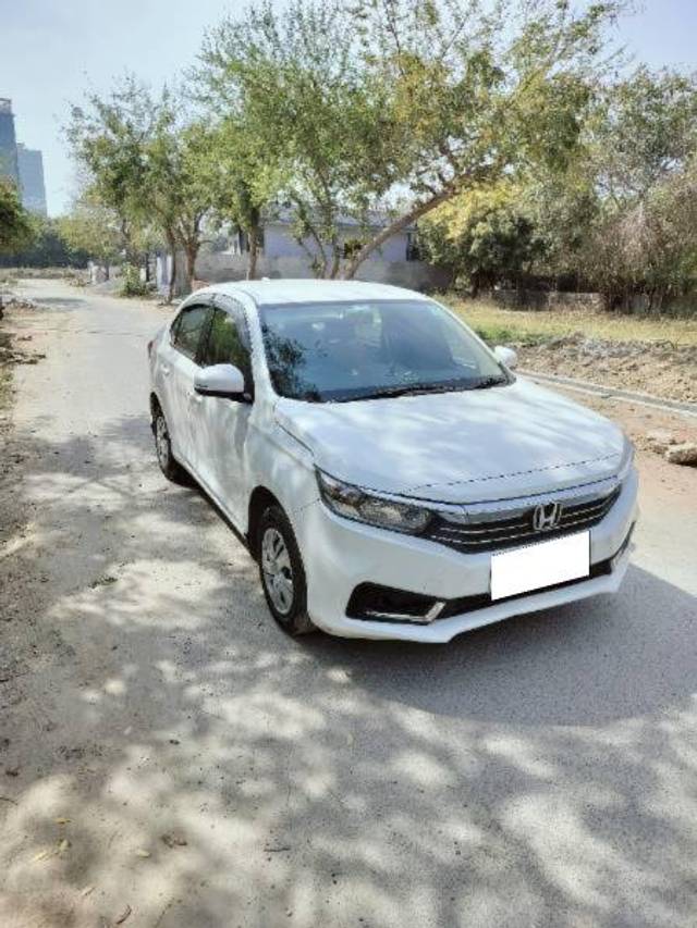 https://images10.gaadi.com/usedcar_image/4409673/original/processed_039f940e-241a-4a0a-b3d9-07ca56b4ce52.jpg?imwidth=6400