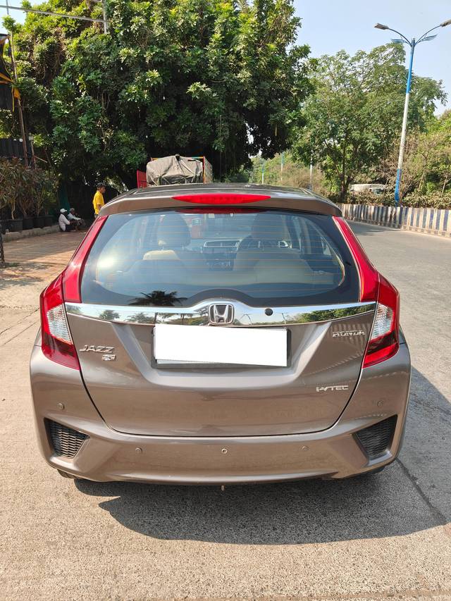 https://images10.gaadi.com/usedcar_image/4409793/original/processed_ef3f5b318ab33cbaea8ff25cbb9d064e.jpg?imwidth=6401