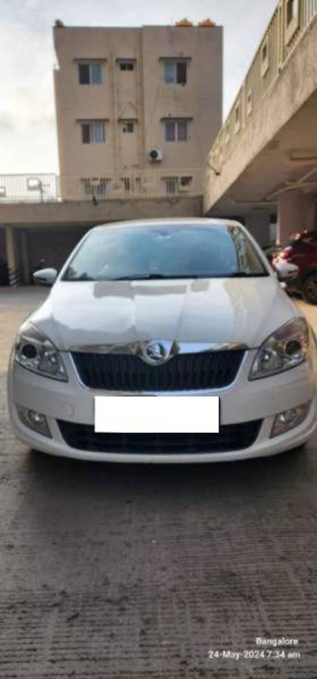 https://images10.gaadi.com/usedcar_image/4409816/original/5b83f0e1781622fbb87e2533b5a3d3f0.jpg?imwidth=6400