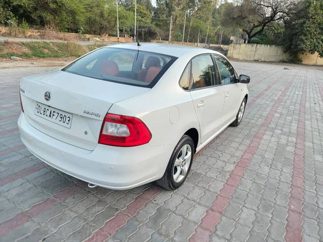 https://images10.gaadi.com/usedcar_image/4410149/original/204dffc2e9334cb56a118513558645d0.jpg?imwidth=6401