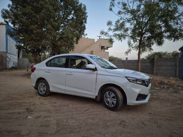 https://images10.gaadi.com/usedcar_image/4410452/original/3e808ad7851e76e4c3db3970bce04f48.jpg?imwidth=6401