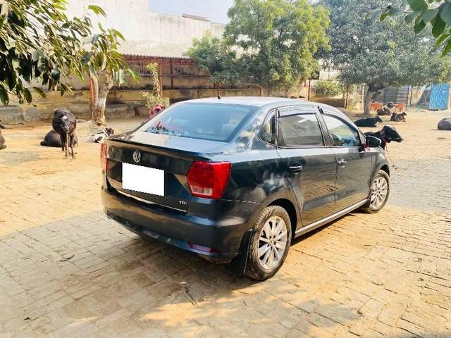 https://images10.gaadi.com/usedcar_image/4410935/original/processed_fc8dcaec-c275-475a-97cc-f931fdcb62e4.jpeg?imwidth=6402