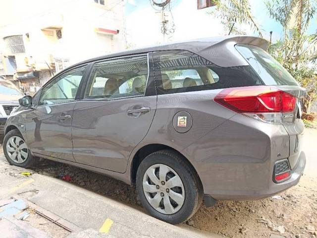 https://images10.gaadi.com/usedcar_image/4411548/original/processed_54c36f5b-f462-4fdb-a0d9-f7eb73e369d3.jpg?imwidth=6402