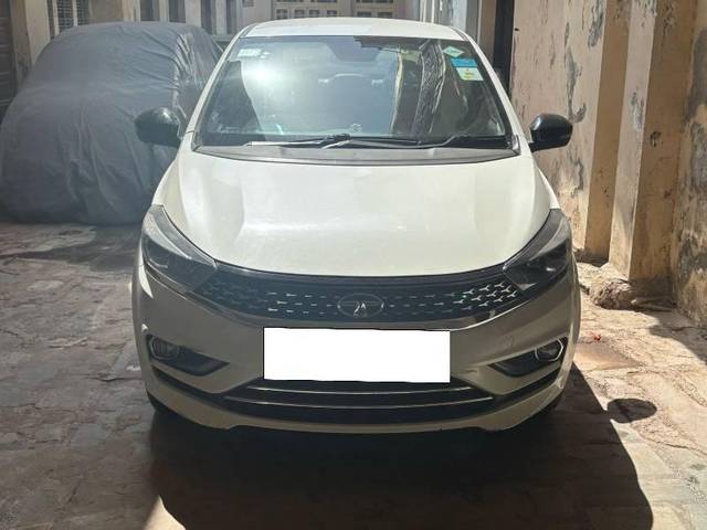 https://images10.gaadi.com/usedcar_image/4411577/original/processed_04359657-6ea2-4d47-9295-3a8cdcaa6170.jpg?imwidth=6400