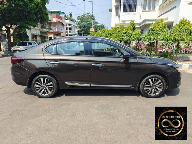 https://images10.gaadi.com/usedcar_image/4411785/original/processed_667a86760d1f0f0de3f1432972f1b981.jpg?imwidth=6401