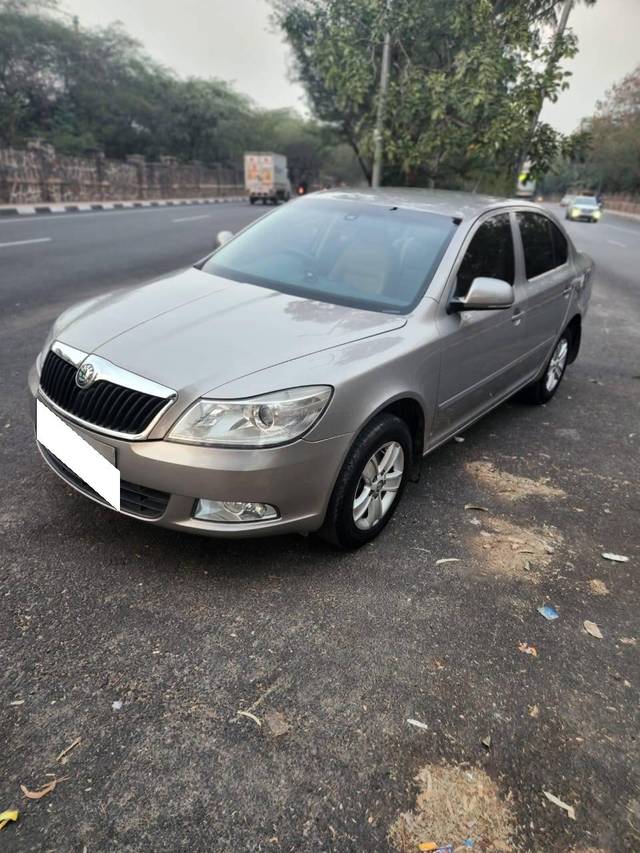 https://images10.gaadi.com/usedcar_image/4412087/original/processed_3bb1e17574c21ab37937c25f15802221.jpeg?imwidth=6402