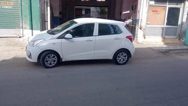 https://images10.gaadi.com/usedcar_image/4412444/original/processed_75934d43-1068-4868-93ed-56d674196755.jpeg?imwidth=6402