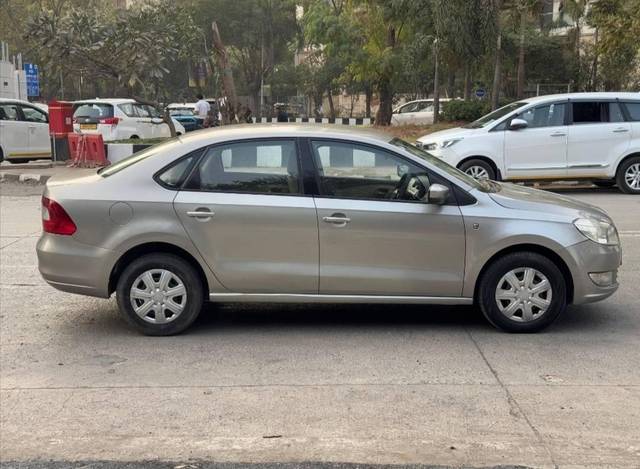 https://images10.gaadi.com/usedcar_image/4412507/original/processed_1dbace90f6130f4cda20cd027ac71e55.jpg?imwidth=6401