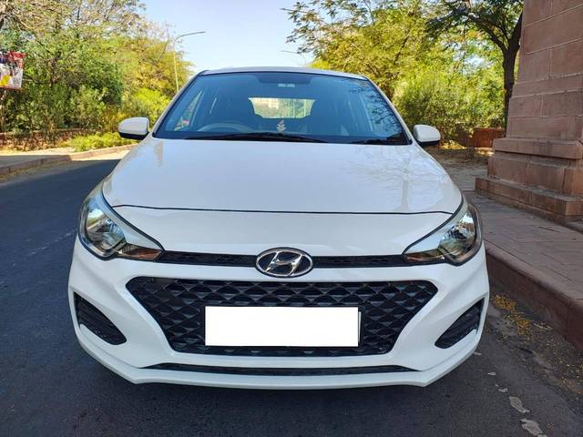 https://images10.gaadi.com/usedcar_image/4412731/original/processed_1601eafe0c9fe6b39b97087224e4b62f.jpg?imwidth=6402