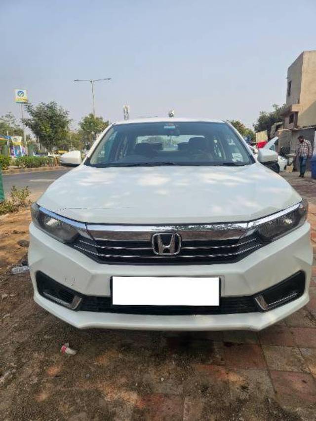 https://images10.gaadi.com/usedcar_image/4412900/original/361508df8a35bd5f554ae256cb964b0c.jpg?imwidth=6400