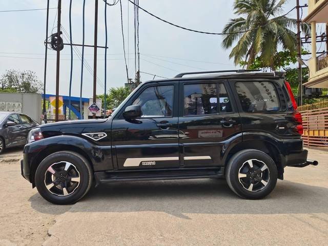 https://images10.gaadi.com/usedcar_image/4413086/original/processed_bf2c1ce06485496b06e82163a6aeb17e.jpeg?imwidth=6402