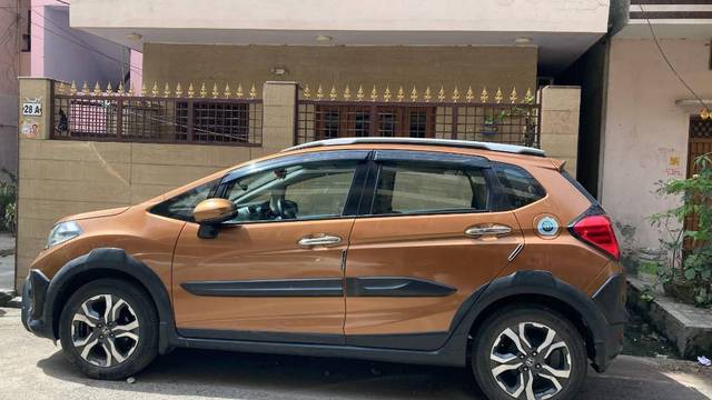https://images10.gaadi.com/usedcar_image/4413391/original/6a0cb9361e1be818b98c6fbb052d50ad.jpeg?imwidth=6401
