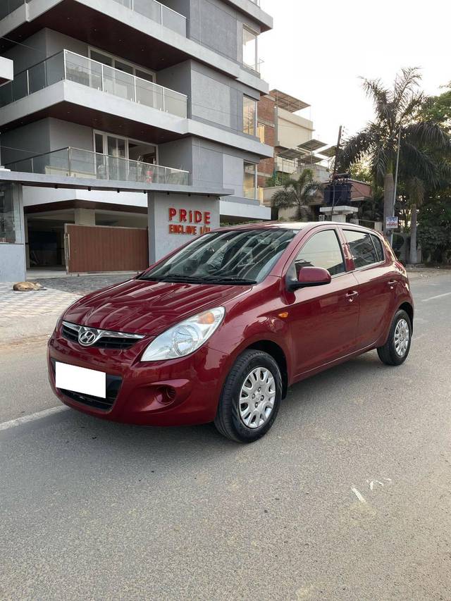 https://images10.gaadi.com/usedcar_image/4413472/original/processed_cf211614a2c1efb06220314daaab9354.jpg?imwidth=6402