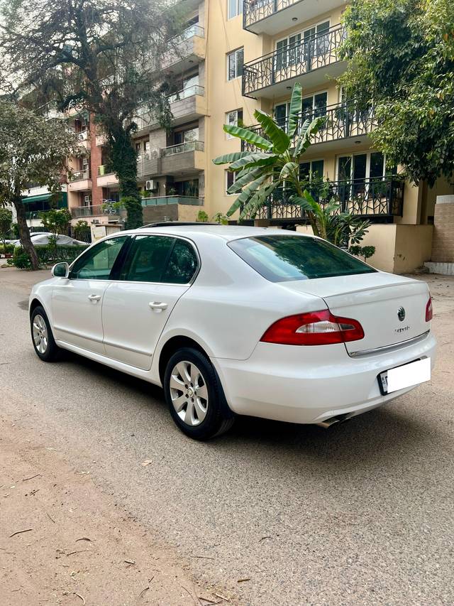 https://images10.gaadi.com/usedcar_image/4413512/original/processed_de474ae43c5129cd41d6a5f21c58ed9f.jpeg?imwidth=6402