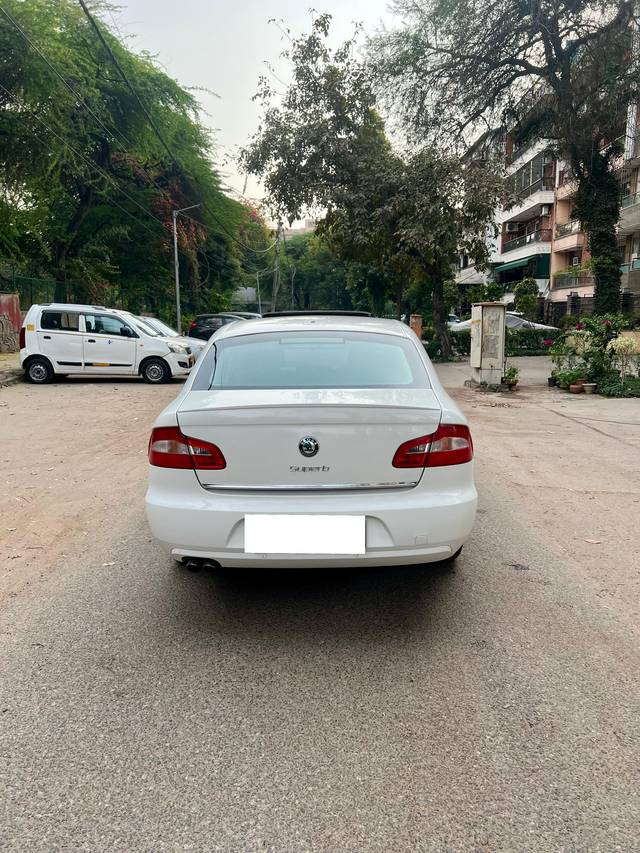 https://images10.gaadi.com/usedcar_image/4413512/original/processed_f8a9f8875303c525cd87bbb2d164c48b.jpeg?imwidth=6401