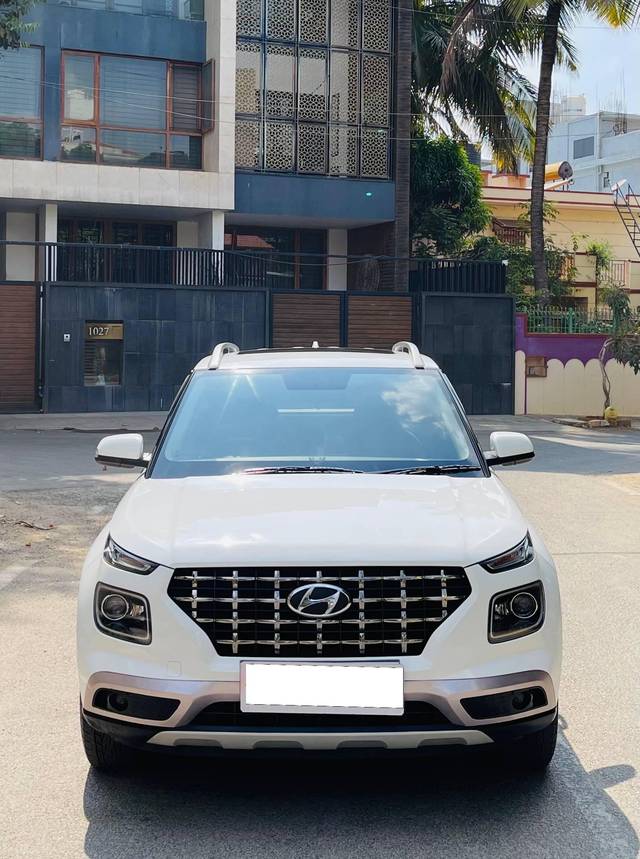 https://images10.gaadi.com/usedcar_image/4414218/original/processed_89e40293-ae32-456d-b9c7-cd9e6faba7b7.jpg?imwidth=6400