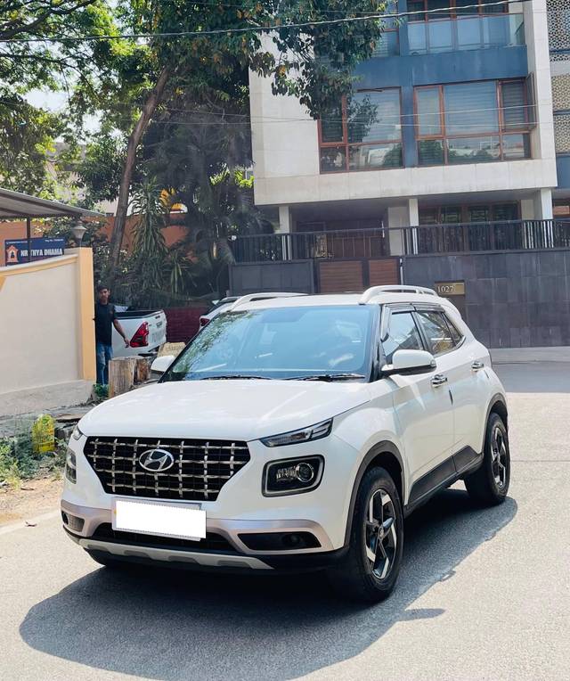 https://images10.gaadi.com/usedcar_image/4414218/original/processed_ba5d5ef3-bbe9-4b9a-acb0-310ca7737255.jpg?imwidth=6402