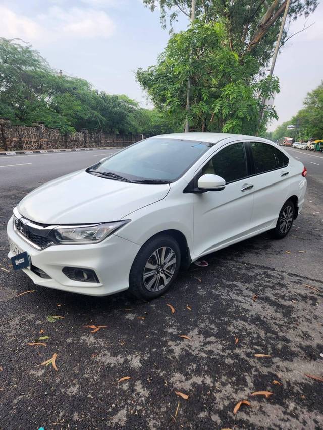 https://images10.gaadi.com/usedcar_image/4414228/original/processed_1fe99d1eac4ee5db67ccbdf3cb6fddcd.jpeg?imwidth=6402