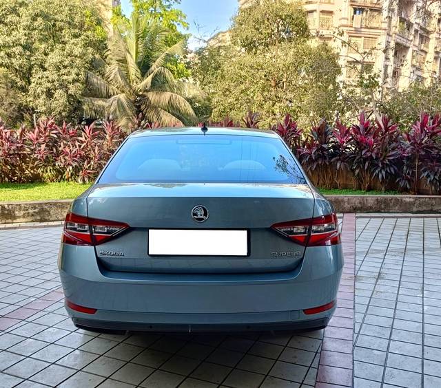 https://images10.gaadi.com/usedcar_image/4414260/original/processed_67cf70c57f626400eff7ec04956c50b7.jpg?imwidth=6401