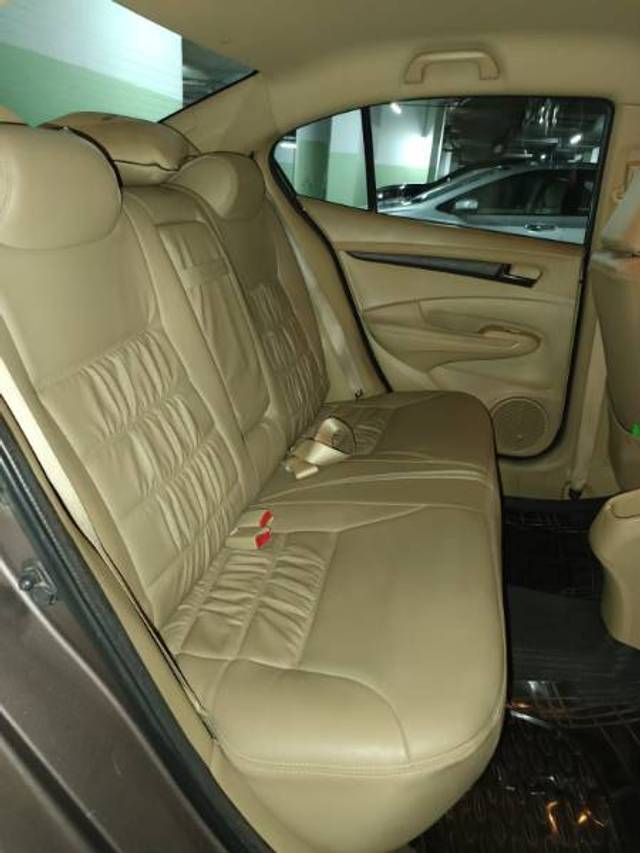 https://images10.gaadi.com/usedcar_image/4414303/original/e80c5b4fd98da5a4982aa754a1bb1b4f.jpeg?imwidth=6401